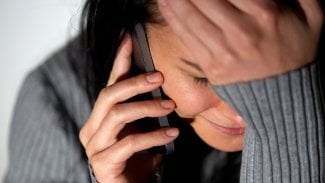V telefonu se tváří nenápaně. Aplikace však pomáhá obětem domácího násilí