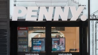 Penny v Nuslích se muselo přizpůsobit a je černobílé. Nové prodejny má i Albert, Billa a Tesco