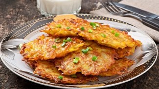 Vyzkoušejte osvědčený recept na křupavé bramboráky. Česnek a majoránka nesmí chybět