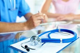 Dostat můžete až 20 000 Kč měsíčně za péči o vás. Přes komerční pojištění