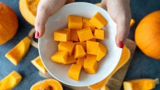 Tyhle dýně se mohou jíst i syrové, je v nich více vitamínů. Můžete je nastrouhat do salátu
