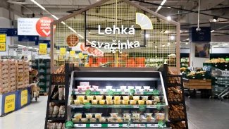 Tesco nabízí ovoce v krabičkách. Proč na jedné straně plasty šetří, na druhé plýtvá?