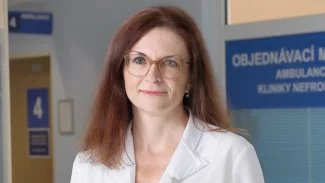 Lékařka vysvětluje, kolik kolik tekutin bychom denně měli skutečně vypít. Vadí málo i moc
