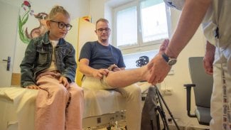 Různě dlouhé končetiny natahují lékaři hřeby s magnetem. Prodlouží je o centimetry