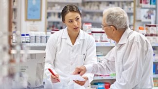 Lékárny chtějí, aby jim pojišťovna platila za to, že najdou chyby v receptech od doktorů