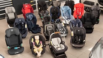 Test dětských autosedaček: jedna pohořela kvůli obsahu chemických látek