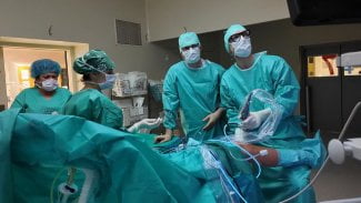 Traumatologové zachránili koleno unikátní operací, použili menisky a vaz dárce