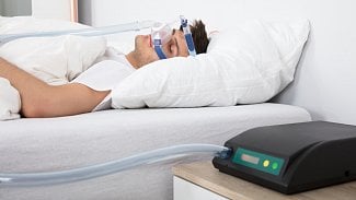 Pacientům s nedostatkem kyslíku pomáhá speciální maska na noc