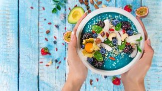 Smoothie a smoothie bowl: Letní oběd z mixéru, který se smí i při dietě