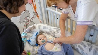 Oliver se narodil bez konečníku. Operovali ho hned po porodu