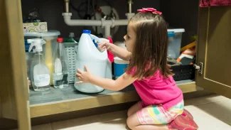 Musíte být chytřejší než akční batole. Na dosah žádné dráty, léky, baterky nebo chemie