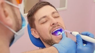 Pojišťovny začnou přispívat na bílé plomby. Pacienti by tak měli platit méně