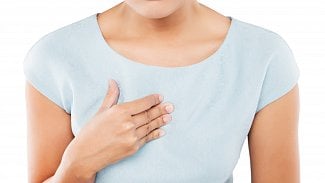Noční pálení žáhy zhoršuje nevhodná večeře. Vadí přejídání i kafe