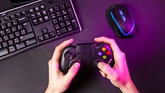 Při hraní her můžete přijít o majlant kvůli loot boxům a skinům, nakupování navíc spouští závislost