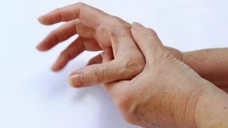 Lékaři stimulací mozku „vypnuli“ pacientce s Parkinsonem třes pravé ruky