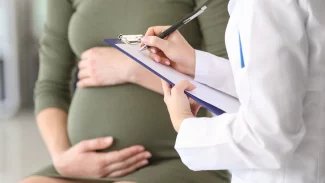 Lékaři jsou připraveni povinně testovat těhotné na žloutenku C, čeká se na ministerstvo
