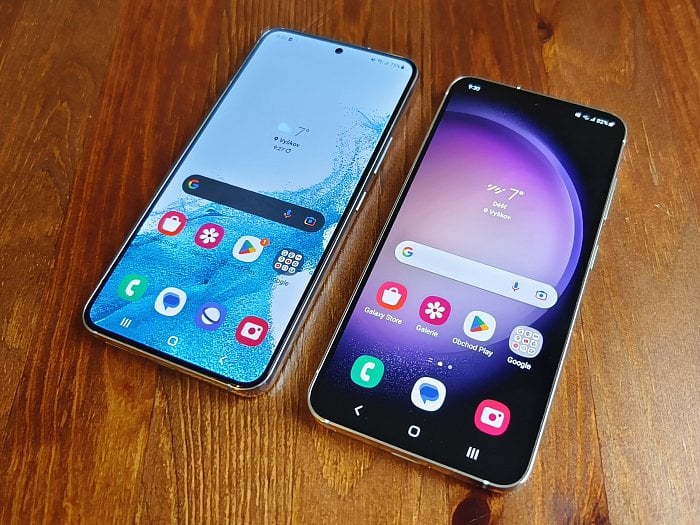 Při porovnání vedle sebe byste Samsung Galaxy S23 (vpravo) a Galaxy S22 (vlevo) těžko poznali (zdroj: Cnews)