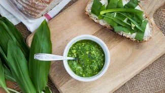 Náhledový obrázek - Česnek medvědí je plný vitamínu C. Jedná se o oblíbenou kulinářskou přísadu