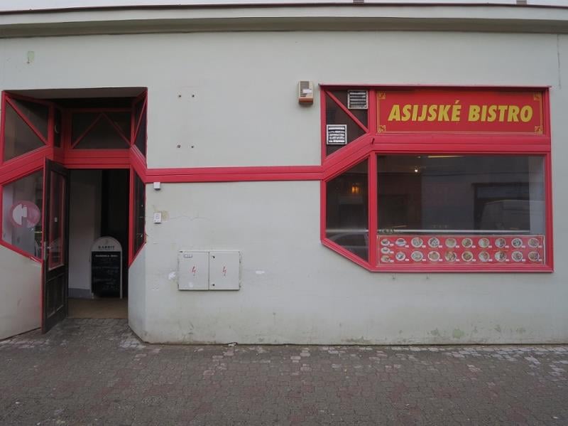 Rychlé občerstvení: Minh Tuan Bui, ASIA BISTRO, Svitavy. Zjištěné skutečnosti: Výskyt myšího trusu, výrazně zanedbaný úklid, výrazné znečištění všech prostor, nečistoty na regálech či zařízeních, prostory provozovny využívány i pro činnosti nesouvisející s provozováním potravinářského podniku