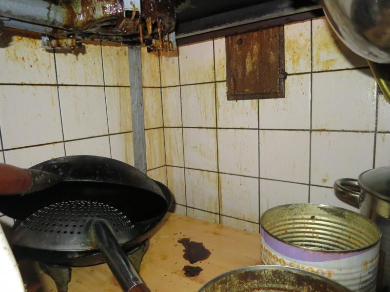 Rychlé občerstvení: Minh Tuan Bui, ASIA BISTRO, Svitavy. Zjištěné skutečnosti: Výskyt myšího trusu, výrazně zanedbaný úklid, výrazné znečištění všech prostor, nečistoty na regálech či zařízeních, prostory provozovny využívány i pro činnosti nesouvisející s provozováním potravinářského podniku