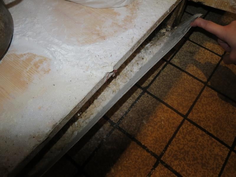 Rychlé občerstvení: Minh Tuan Bui, ASIA BISTRO, Svitavy. Zjištěné skutečnosti: Výskyt myšího trusu, výrazně zanedbaný úklid, výrazné znečištění všech prostor, nečistoty na regálech či zařízeních, prostory provozovny využívány i pro činnosti nesouvisející s provozováním potravinářského podniku