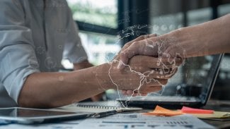 Koncept globálního obchodního partnerství ukazuje handshake s překryvem mapy světa, reprezentující mezinárodní obchod, logistiku, finance a digitální síťové připojení napříč globálními trhy.
