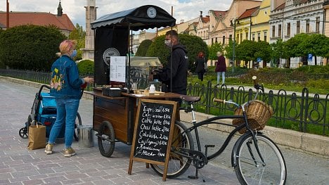 Náhledový obrázek - Lidé nebudou muset od 25. května venku nosit roušky. Postačí dvoumetrové rozestupy