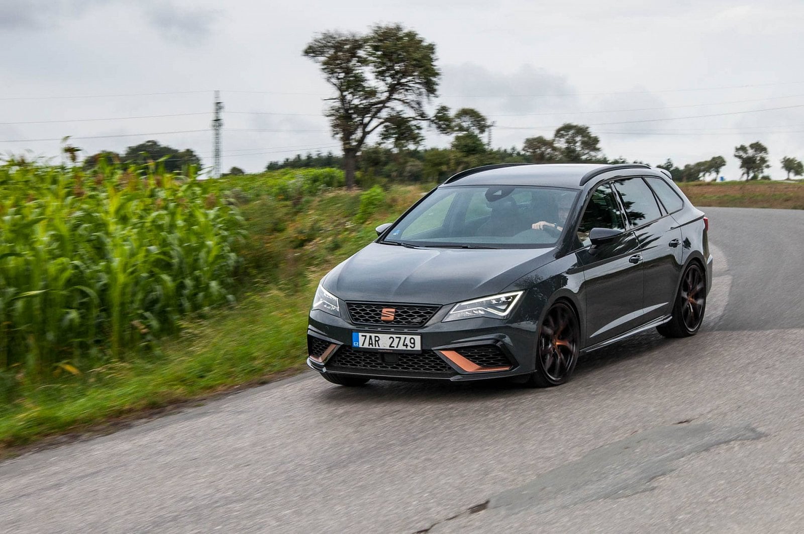 2019-11-seat-leon-cupra-r-st-31-of-39.jpg