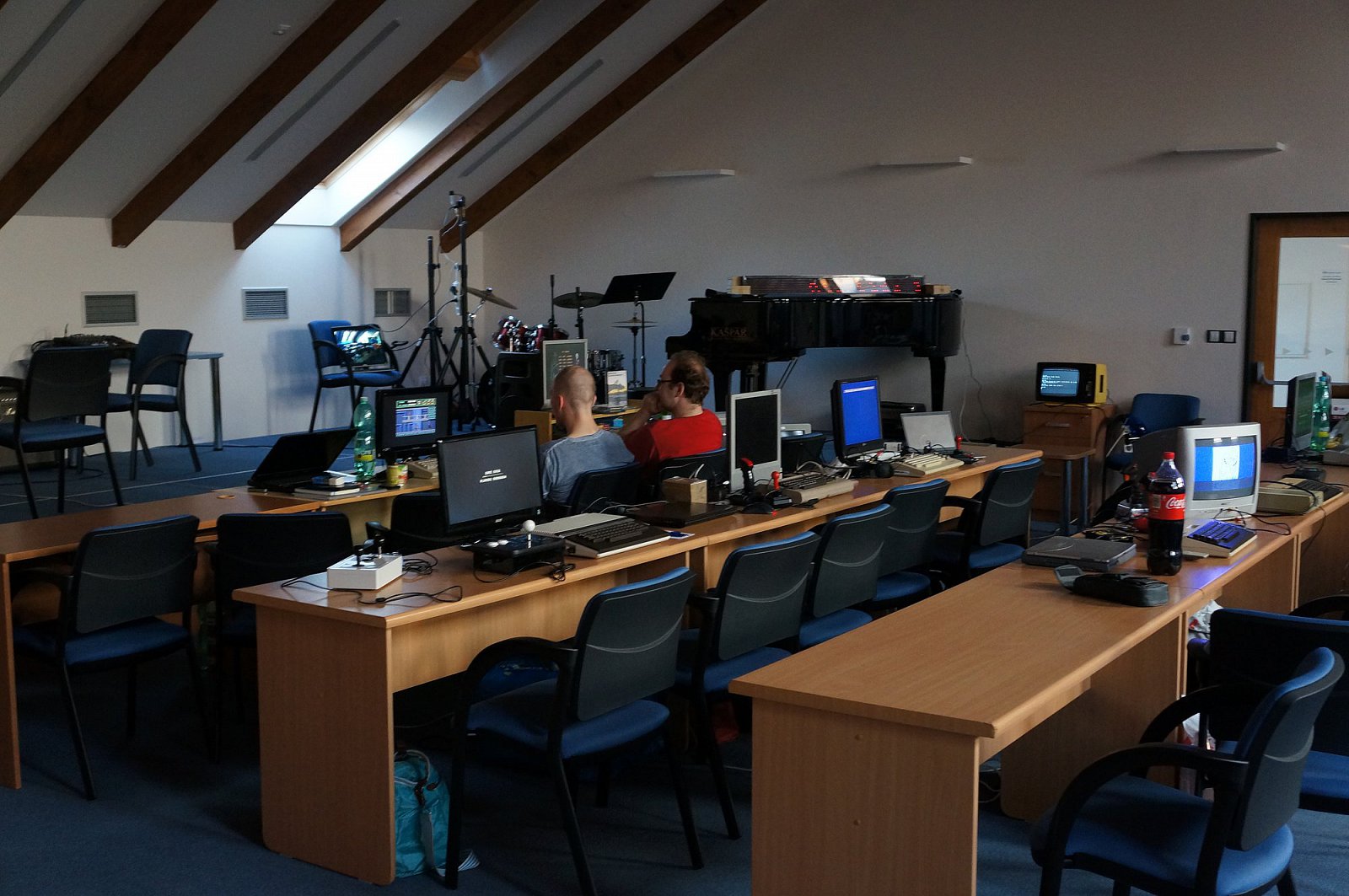 Začátek akce, stoly se teprve plní.