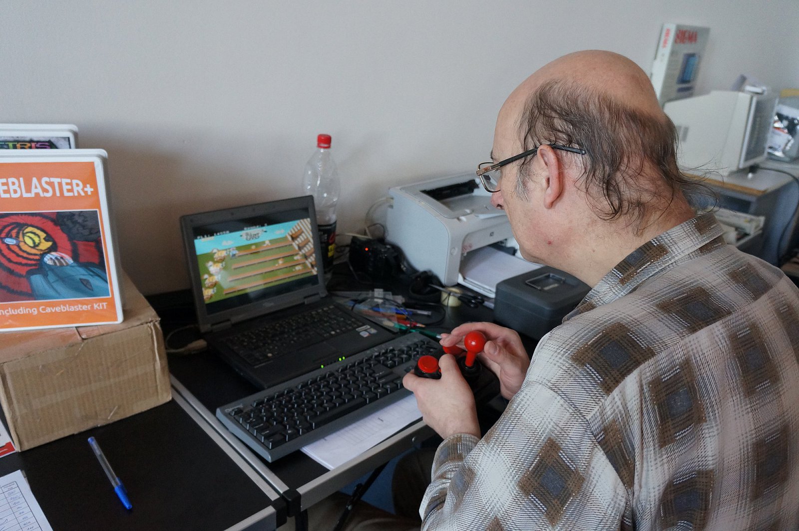 Zdeněk Burian tvrdě testuje rychlost servírování nápojů v klasické hře Tapper.