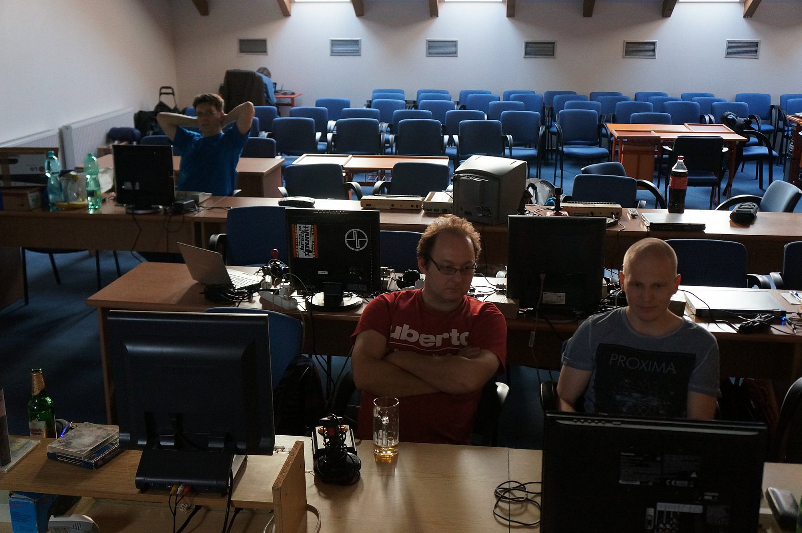 Židle byly původně pěkně seřazeny.