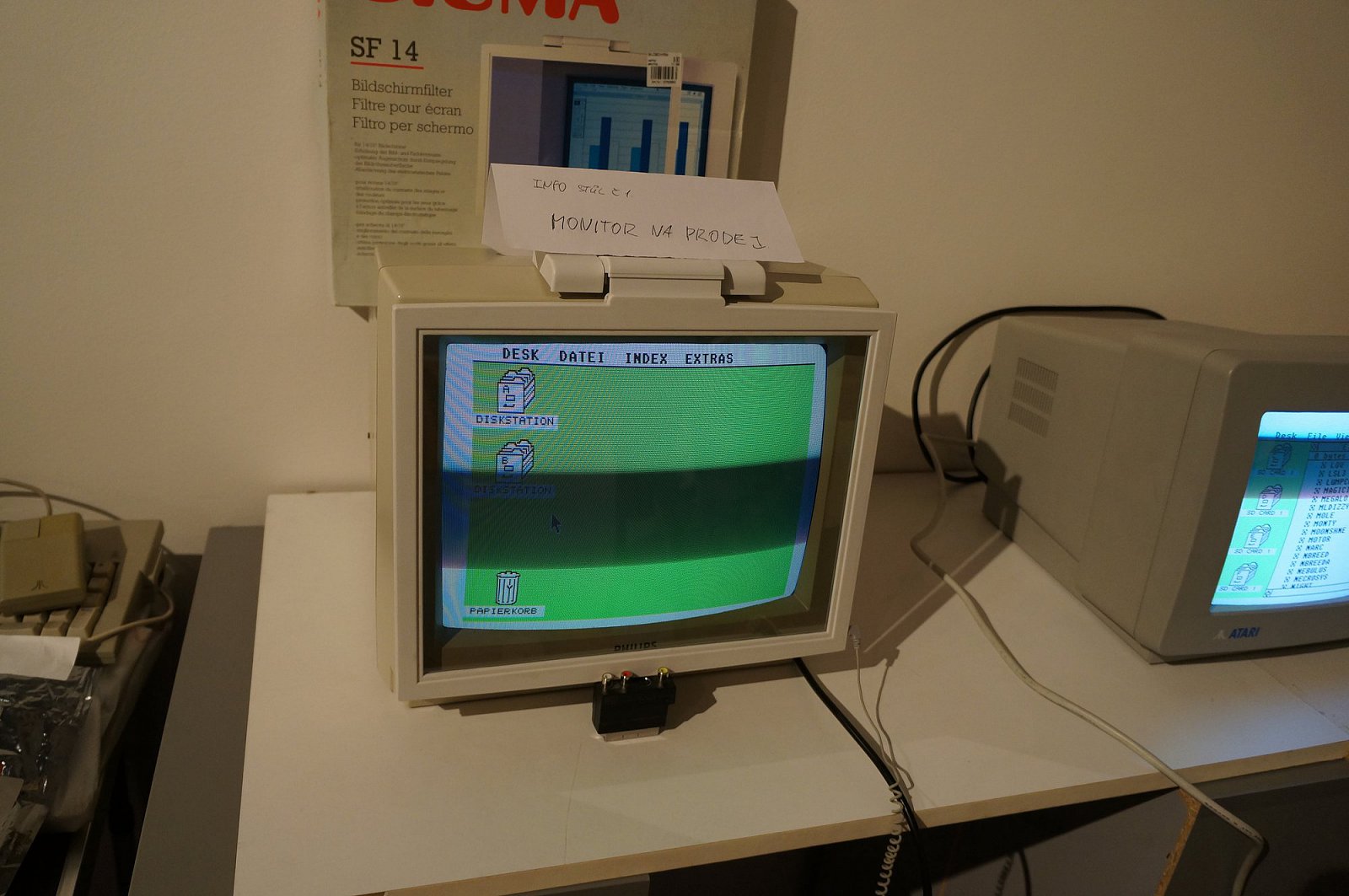 Kdo si dnes ještě pamatuje kryty před monitor chránící před nebezpečnými paprsky?