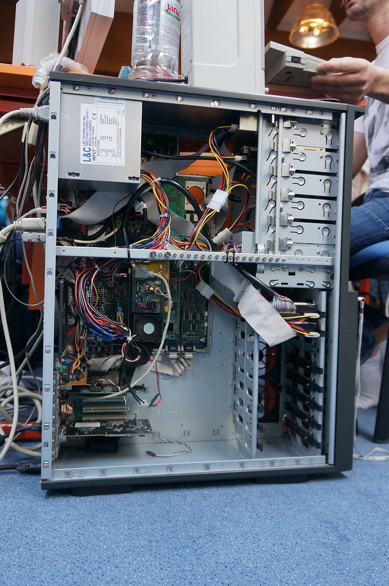 Atari Falcon 030  s urychlovačem CT60 přestavěný do big tower skříně.