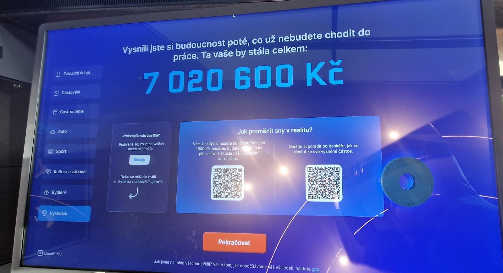 Panel s interaktivní hrou na pobočce banky.