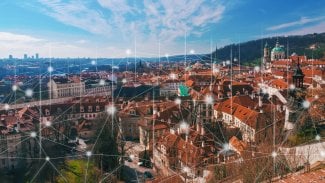 Koncepce inteligentní sítě a připojení v Praze na pozadí denního prostředí v České republice