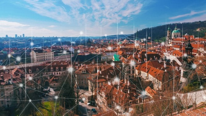 Koncepce inteligentní sítě a připojení v Praze na pozadí denního prostředí v České republice