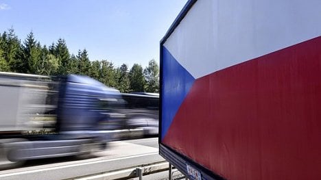 Náhledový obrázek - Rok po vyhlášení zákazu billboardů. U dálnic jsou stále stovky poutačů