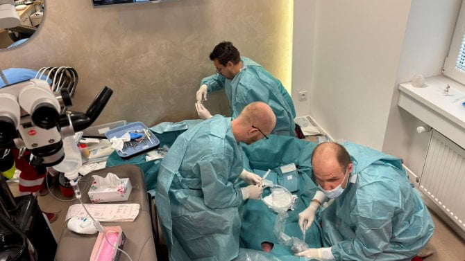 ECMO tým dorazil do ordinace a pacienta napojit na mimotělní oběh do 45 minut od zástavy.