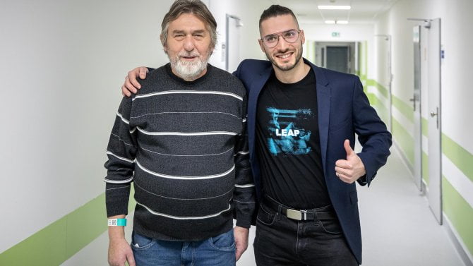 Pacient Jaromír Bardoň (vlevo) a stomatolog Oliver Sůra.