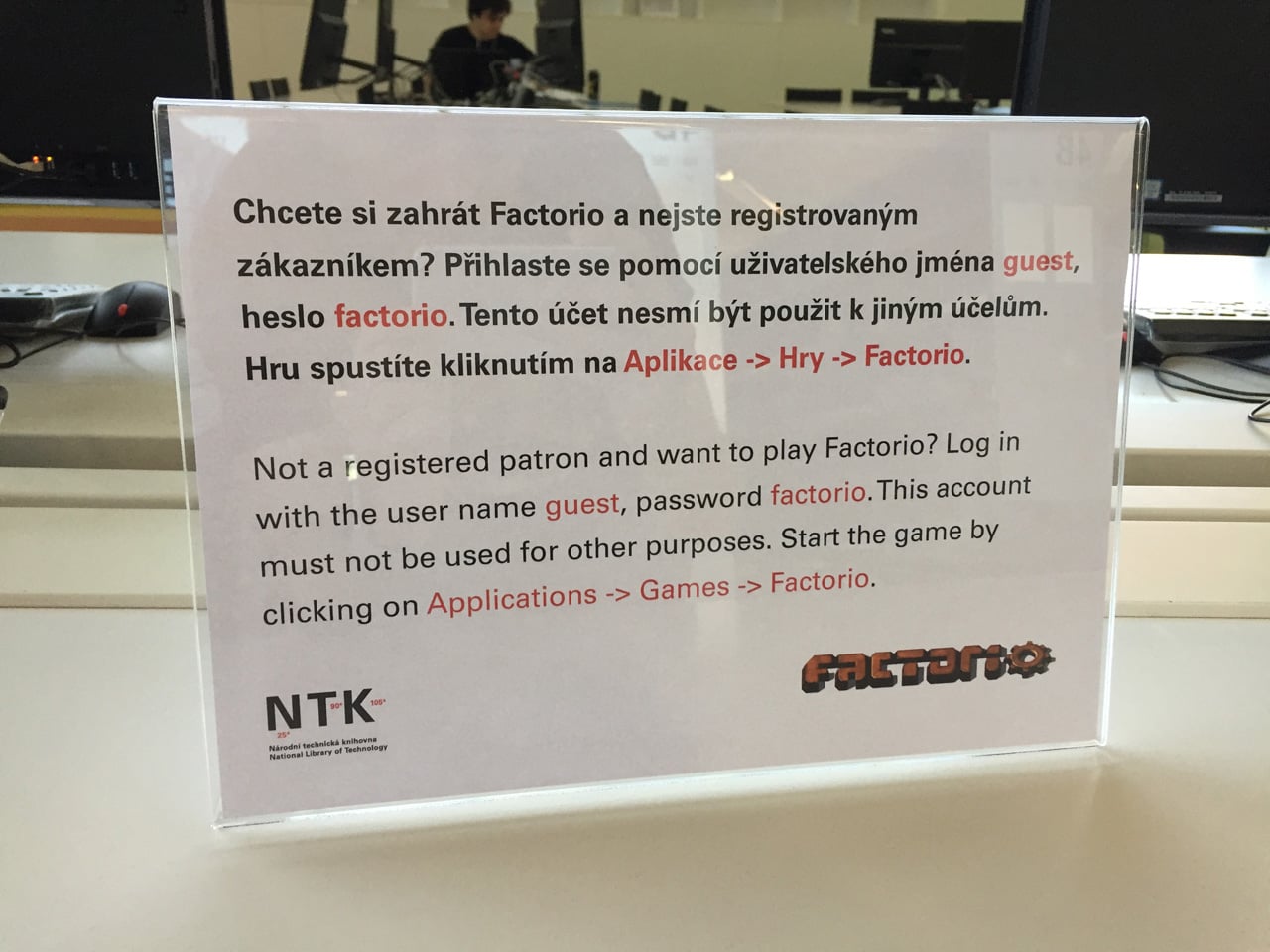 Počítače s Linuxem a serverovna v Národní technické knihovně