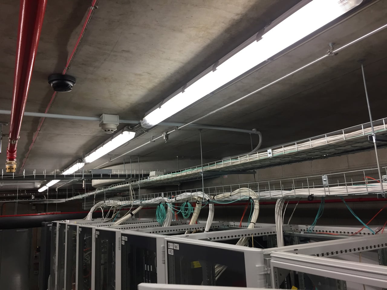 Počítače s Linuxem a serverovna v Národní technické knihovně