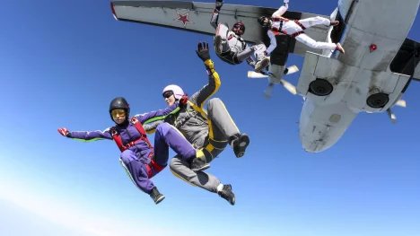 Sportovní auta, seskoky padákem či armádní dril. Čechy lákají adrenalinové zážitky, stává se z nich velmi oblíbený dárek