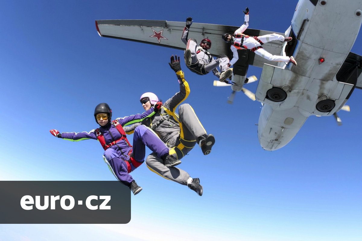 Sportovní auta, seskoky padákem či armádní dril. Čechy lákají adrenalinové zážitky, stává se z nich velmi oblíbený dárek