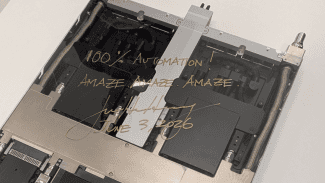 AI server Foxconn Nvidia Vera Rubin NVL72, který podepsal Jensen Huang