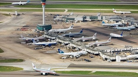 Náhledový obrázek - Letiště Heathrow na hodinu zastavilo odlety. V jeho blízkosti byl spatřen dron