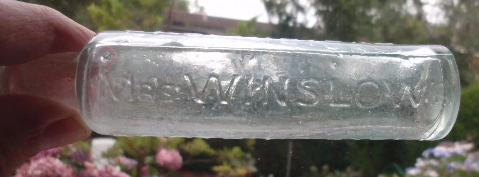 Zklidňující sirup paní Winslowové byl patentovaný lék, který údajně vytvořila paní Charlotte N. Winslowová a který poprvé uvedl na trh její zeť Jeremiah Curtis. Obsahoval mimo jiné morfium a alkohol a dával se třeba dětem, které nemohly usnout.