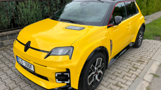 Renault 5 E-Tech má výrazný retro design v moderním hávu.