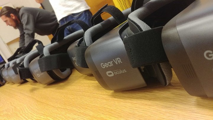 Soupravu tvoří Gear VR a Galaxy S8