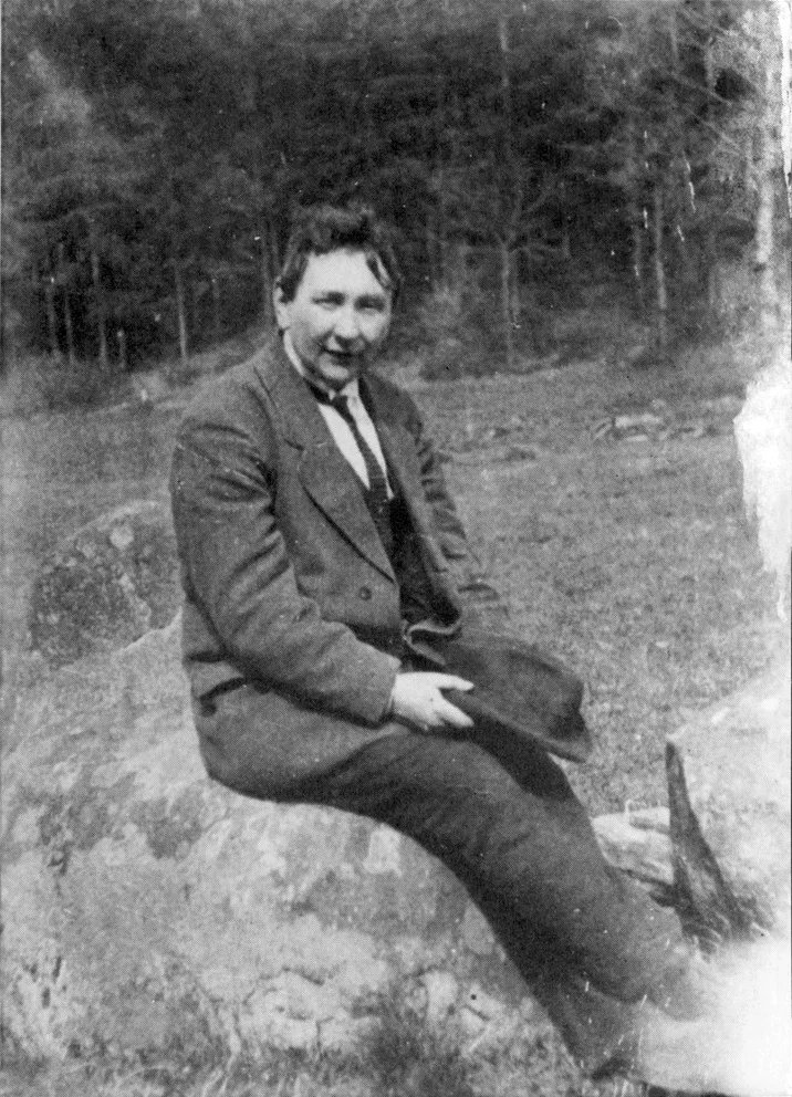 Jaroslav Hašek, 1921

V české a slovenské veřejnosti je Jaroslav Hašek zafixován jako bohém. Možná dokonce jako prototyp bohéma začátku dvacátého století. Ve skutečnosti jde z velké části o legendu a vlastní Haškovu sebestylizaci. Jako autor byl Hašek velmi produktivní, což přece jen vyžaduje přiměřenou vnitřní disciplínu.