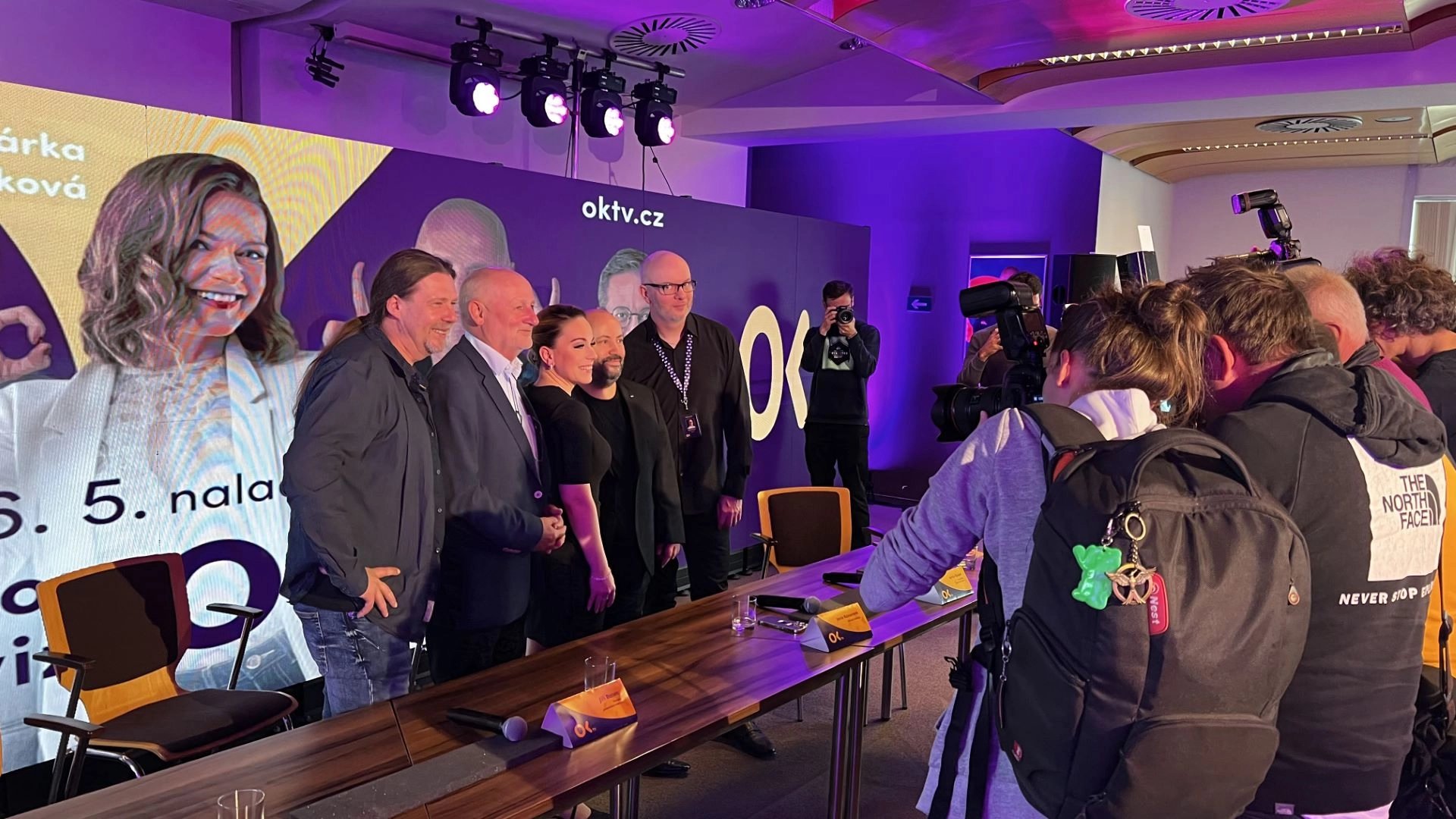 Manažerský tým OK TV, zleva stage designer Martin Hruška, poradce generálního ředitele Jiří Balvín, manželé Kaiserovi a PR manažer stanice René Kekely. Generální ředitel na tiskové konferenci z rodinných důvodů chyběl.